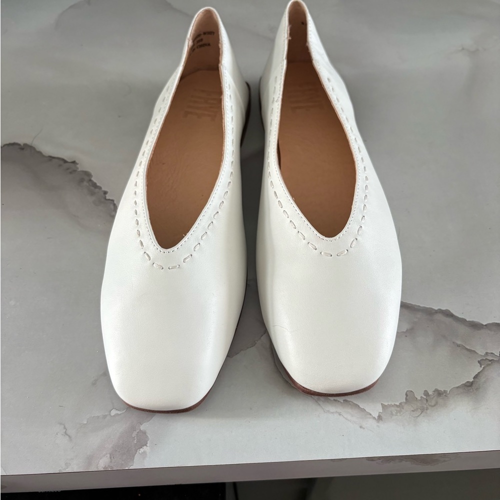 Frye White Leather Flats 🔥🔥last reduction headed to thrift